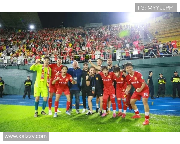 帅气足球后卫球星在赛场上的英勇表现与迷人风采展现 帅气足球后卫球星在赛场上的英勇表现与迷人风采展现